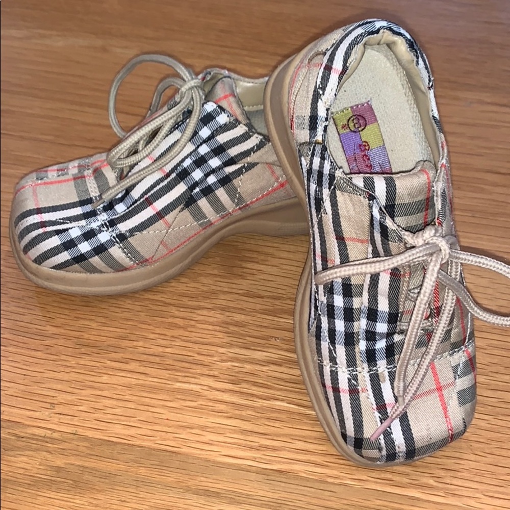 BERRIES ~ 🤎 Nova Check Print Shoes Size 8
